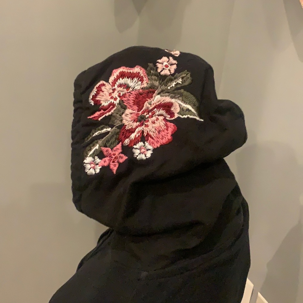 Comfortable black crop top matching sweatsuit with floral accents